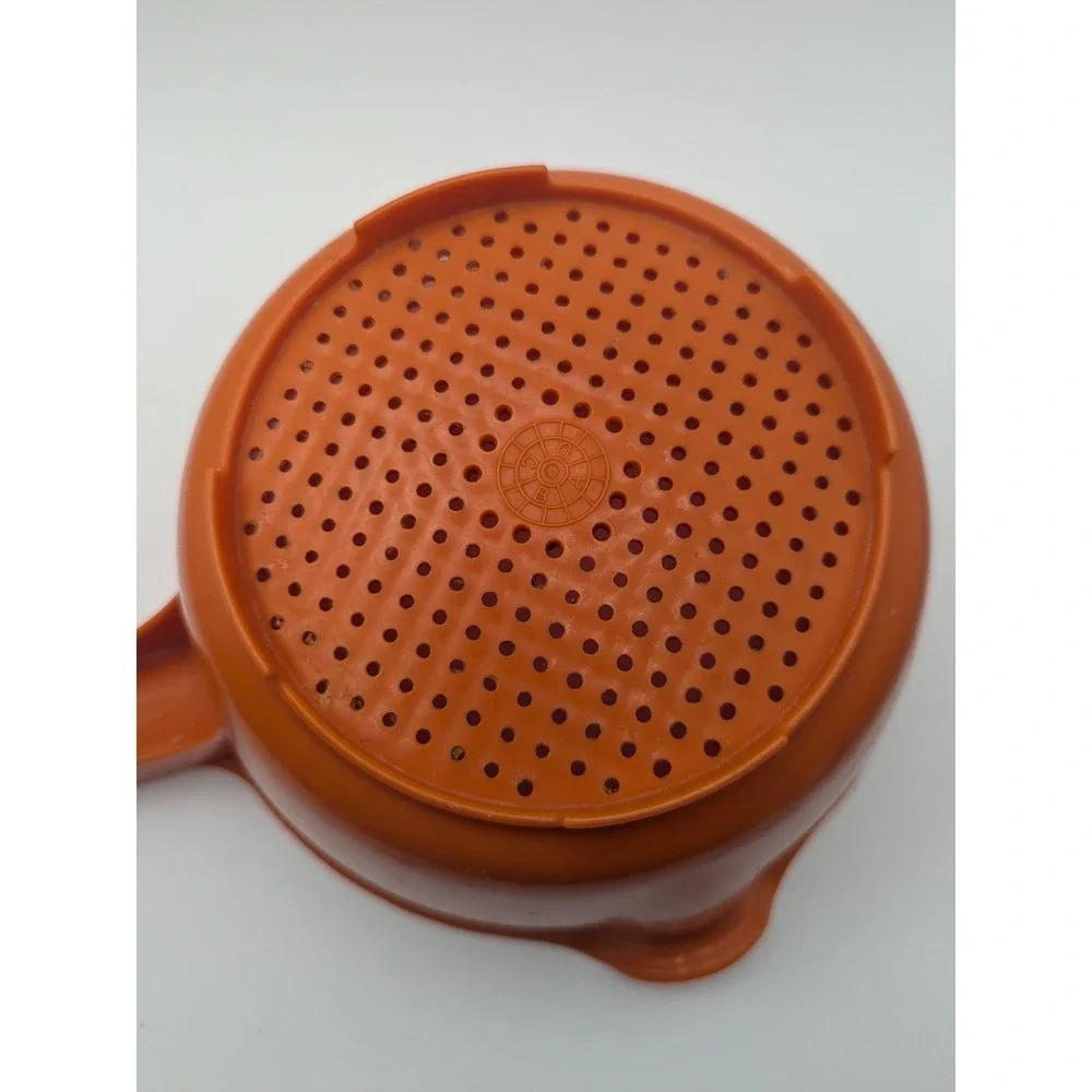 Rubbermaid vintage colander